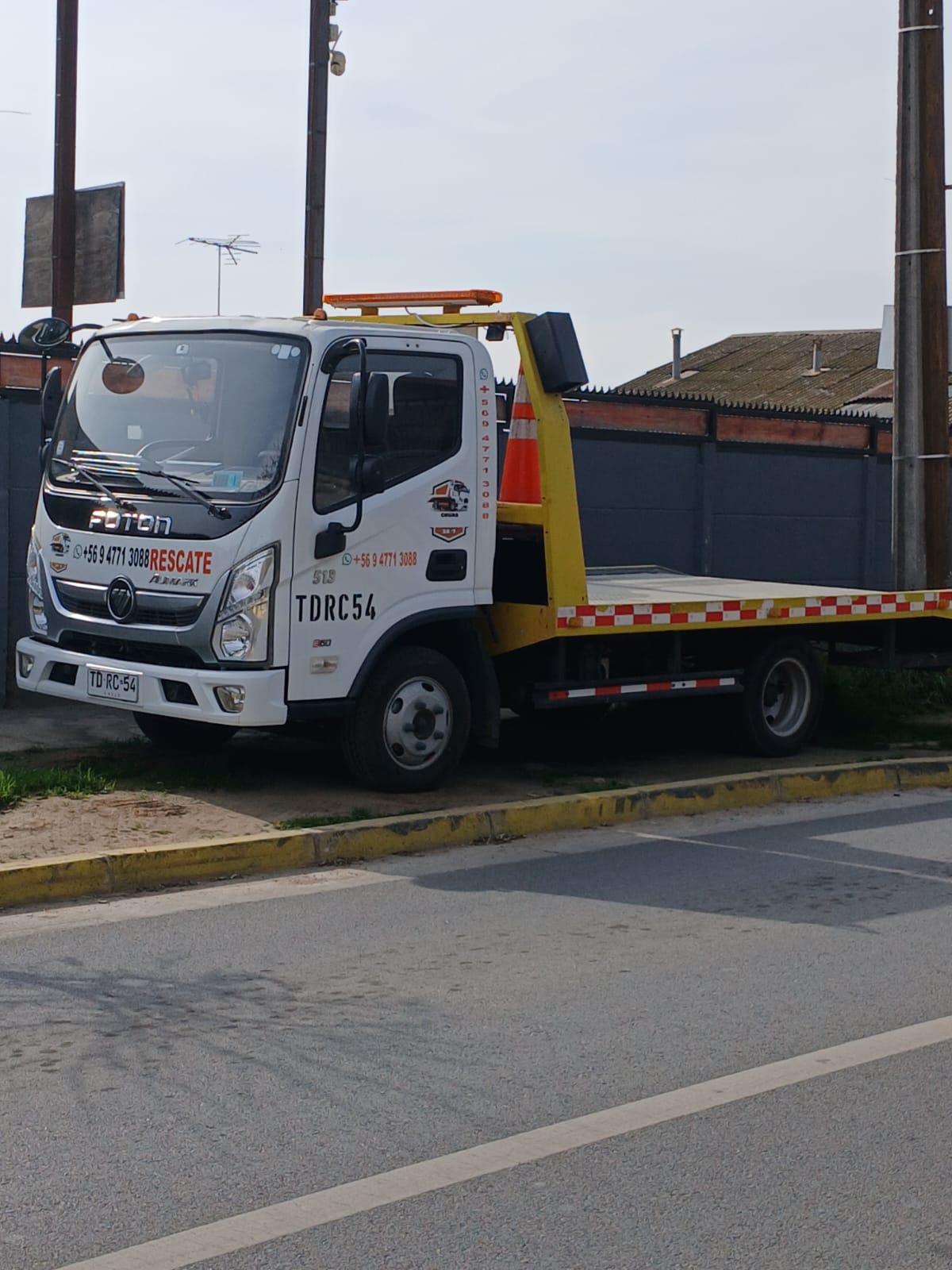 Camión grúa en operación nocturna